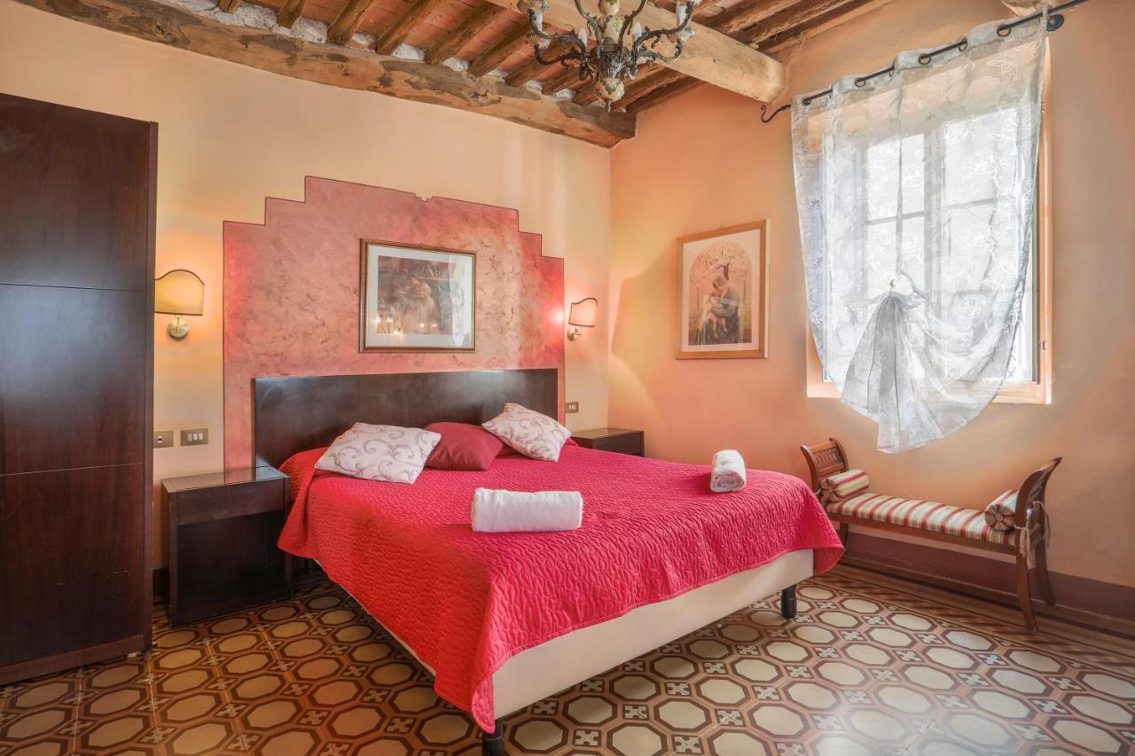 Antica Residenza Santa Chiara -City Center Lucca Bagian luar foto