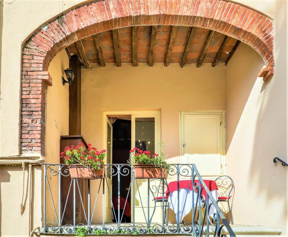 Antica Residenza Santa Chiara -City Center Lucca Bagian luar foto