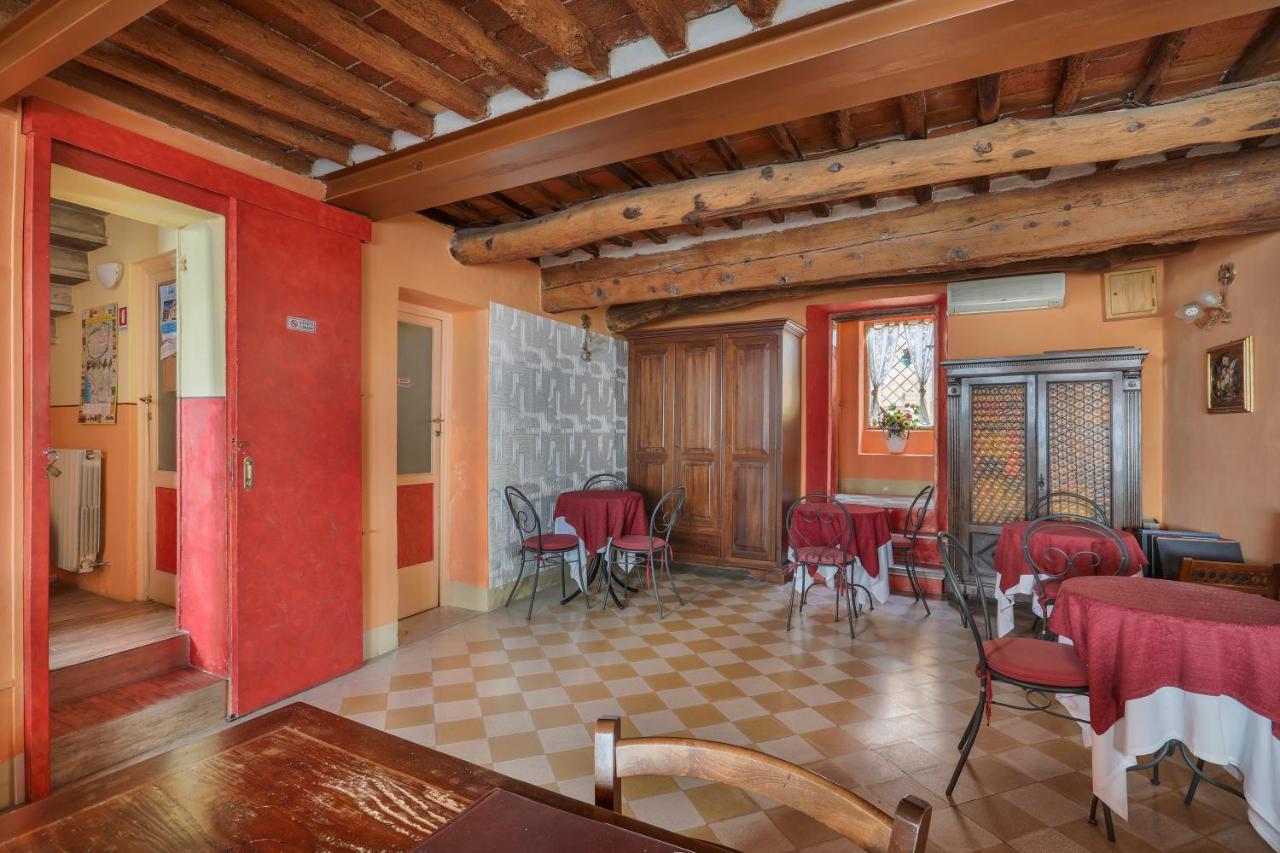 Antica Residenza Santa Chiara -City Center Lucca Bagian luar foto