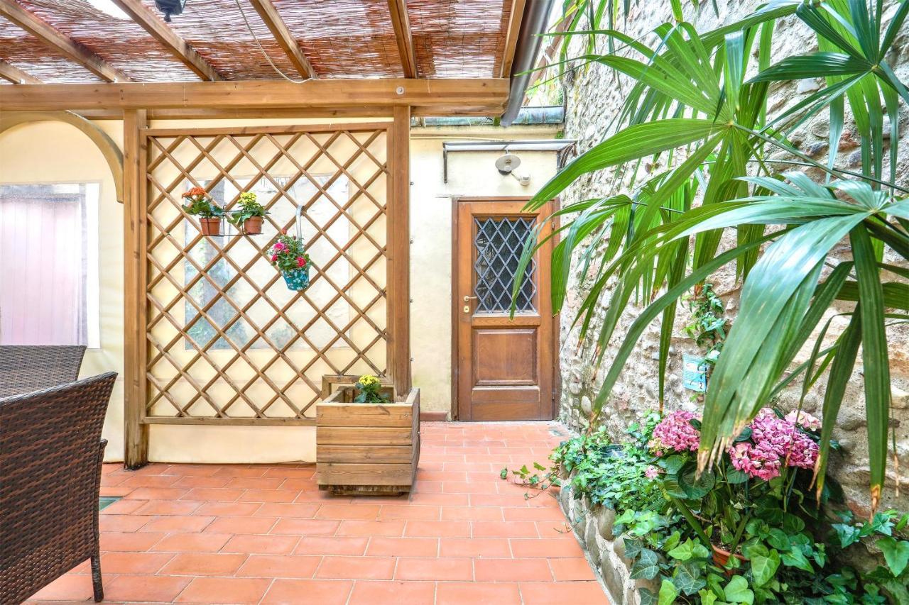 Antica Residenza Santa Chiara -City Center Lucca Bagian luar foto