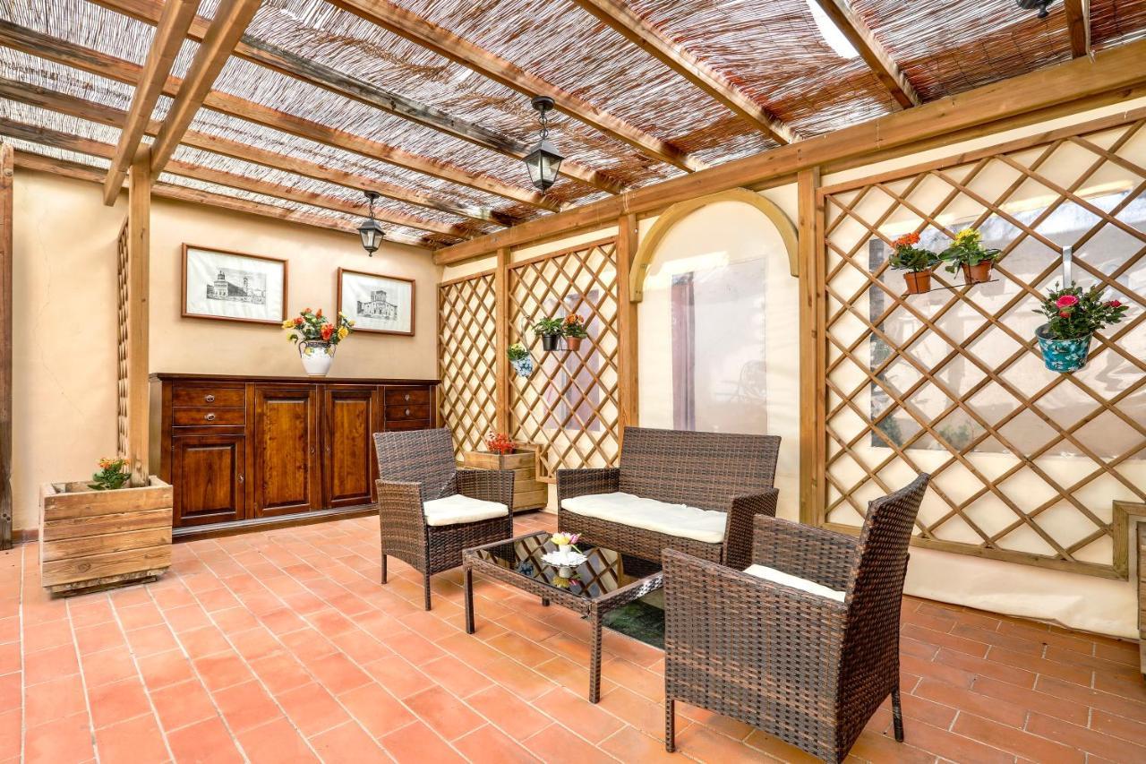 Antica Residenza Santa Chiara -City Center Lucca Bagian luar foto