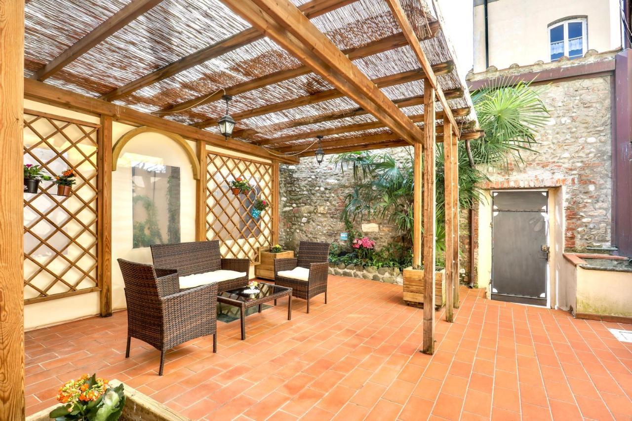 Antica Residenza Santa Chiara -City Center Lucca Bagian luar foto
