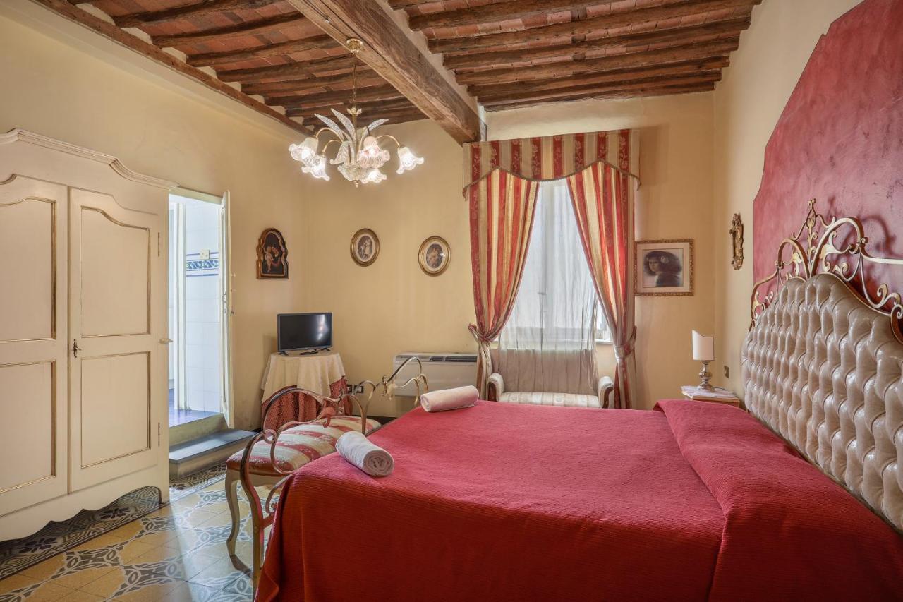 Antica Residenza Santa Chiara -City Center Lucca Bagian luar foto