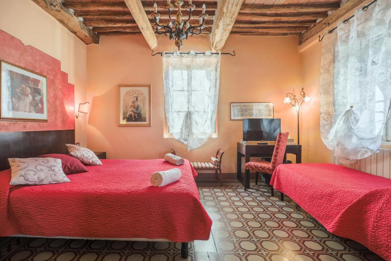 Antica Residenza Santa Chiara -City Center Lucca Bagian luar foto