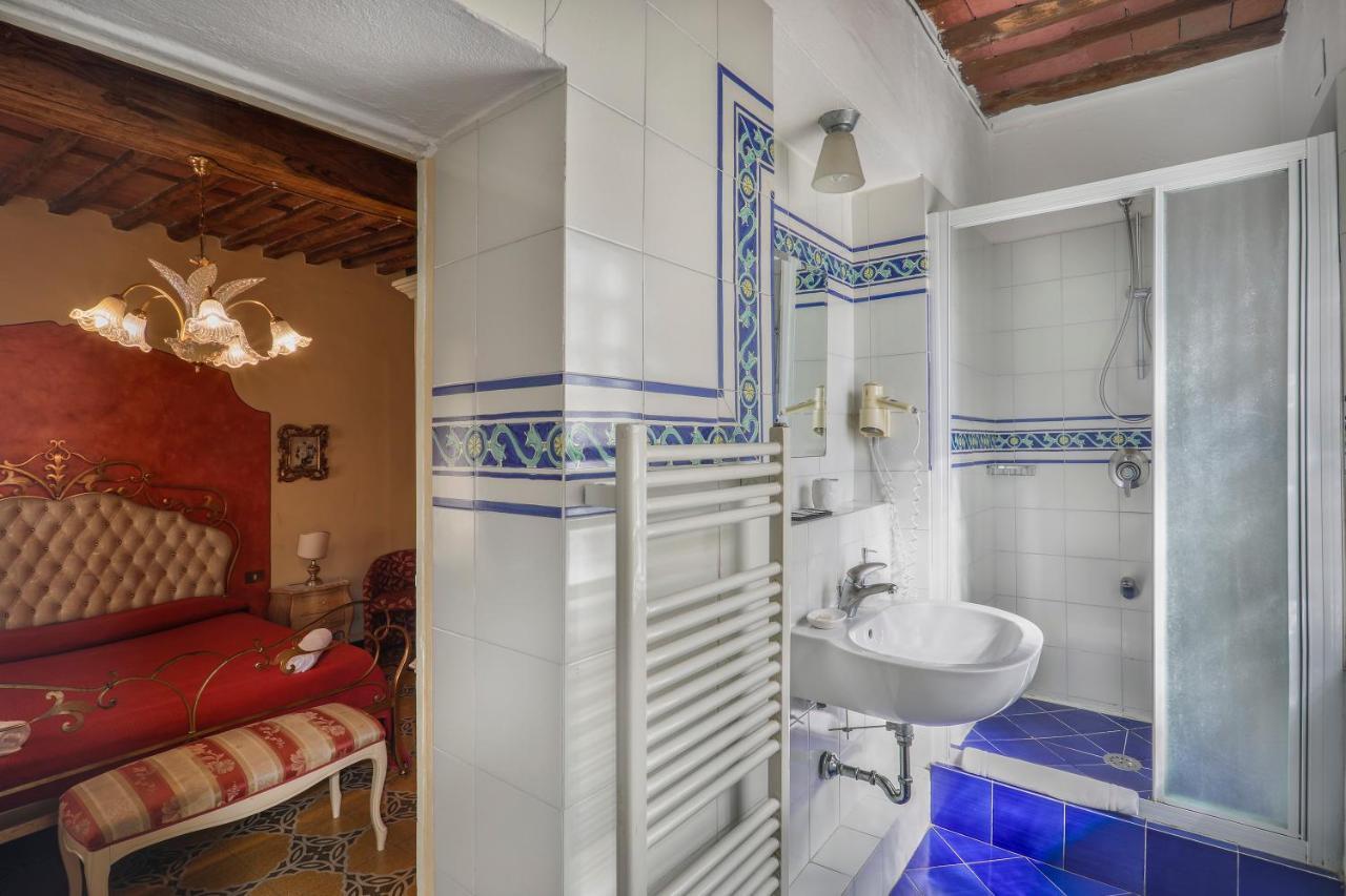 Antica Residenza Santa Chiara -City Center Lucca Bagian luar foto