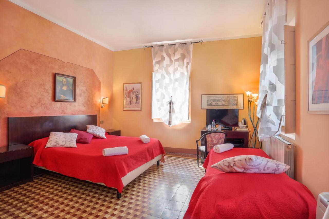 Antica Residenza Santa Chiara -City Center Lucca Bagian luar foto
