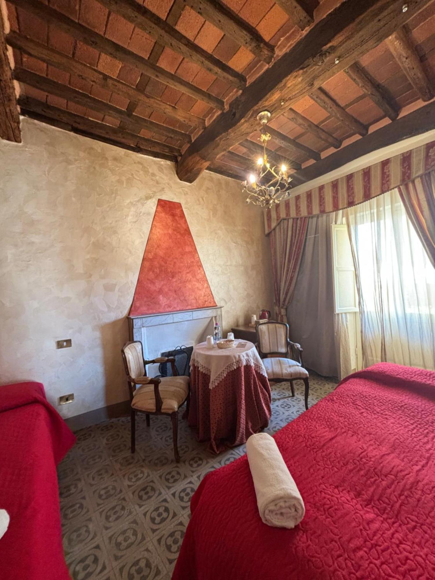 Antica Residenza Santa Chiara -City Center Lucca Bagian luar foto