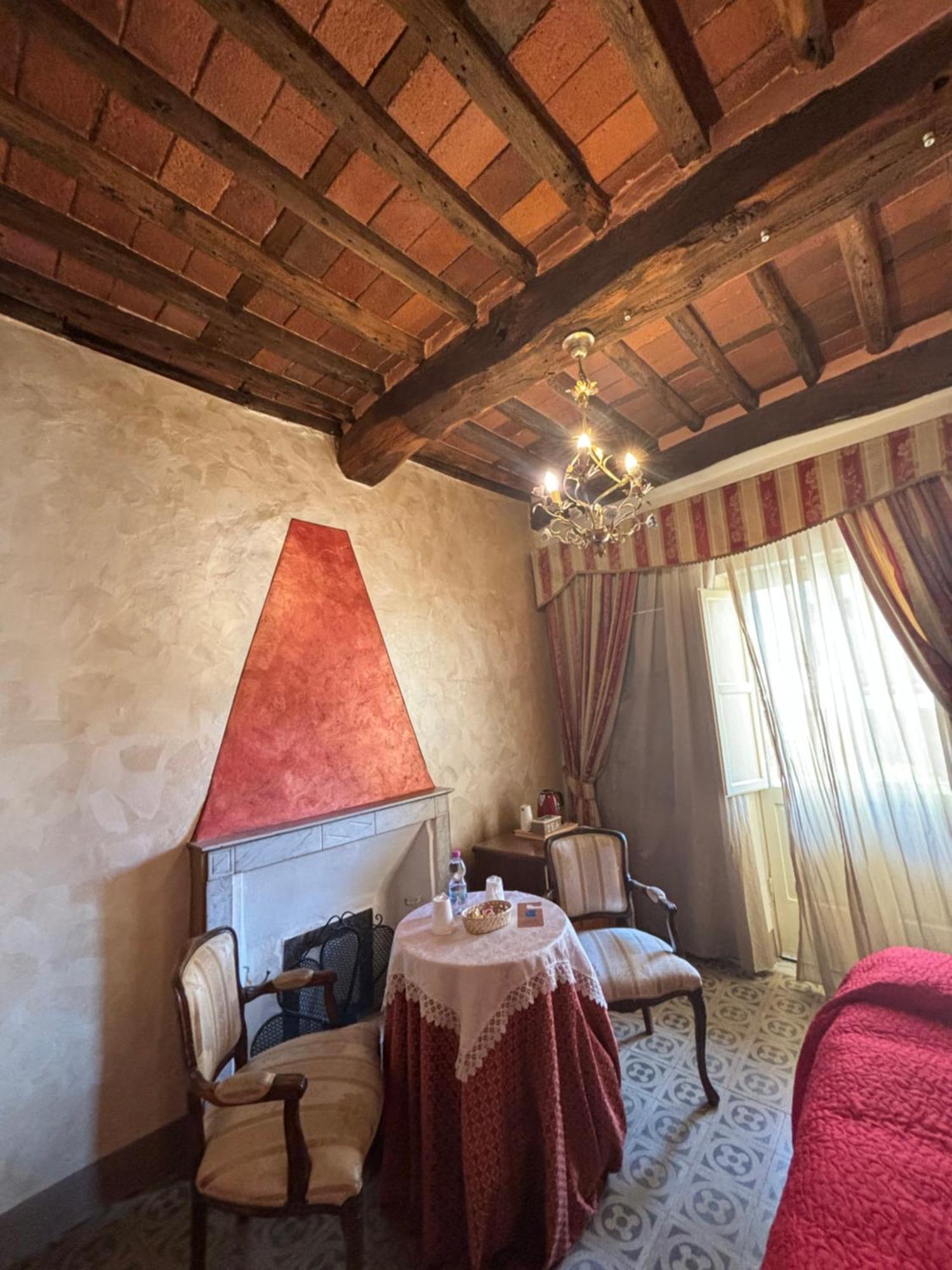 Antica Residenza Santa Chiara -City Center Lucca Bagian luar foto