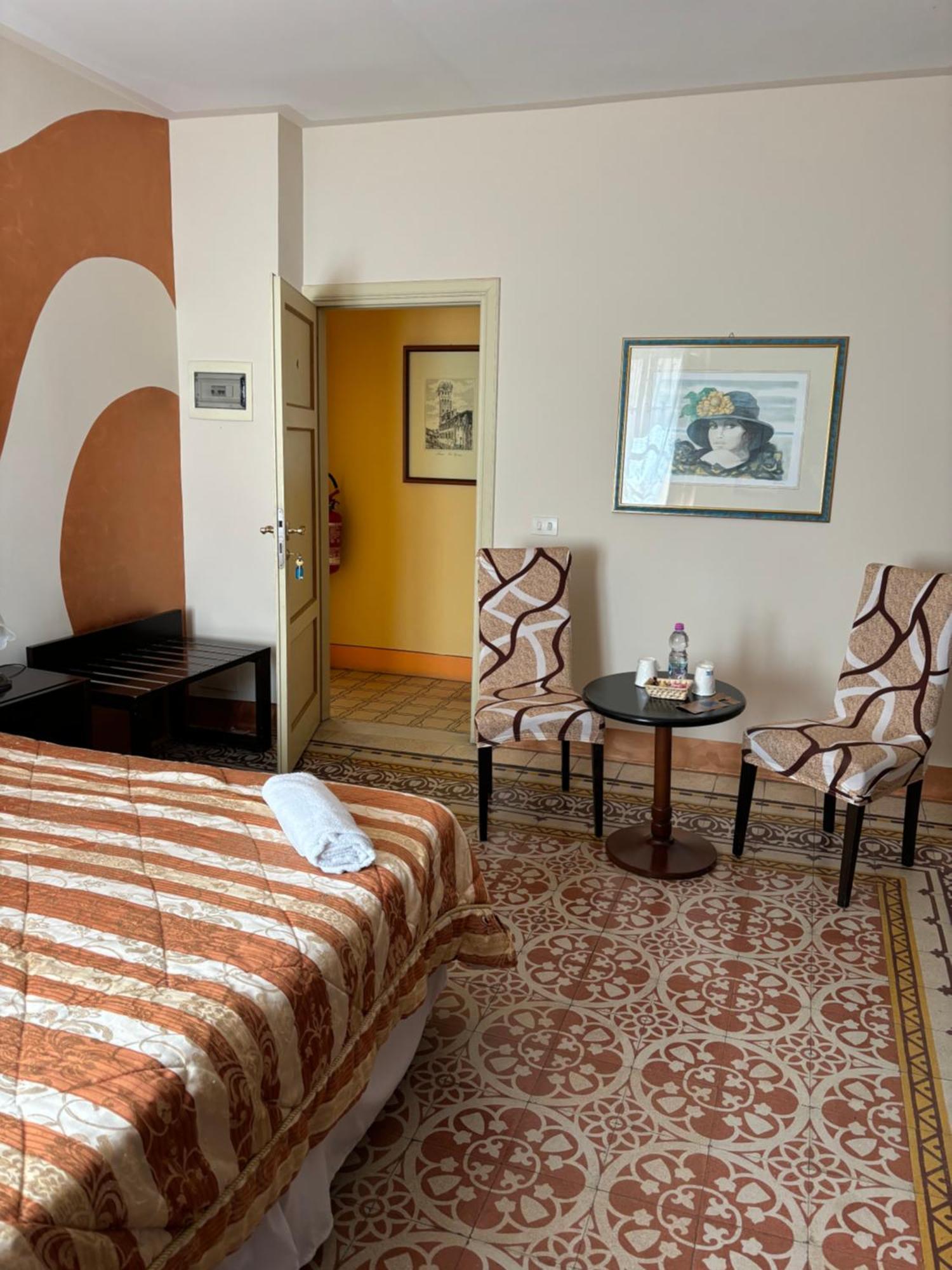 Antica Residenza Santa Chiara -City Center Lucca Bagian luar foto