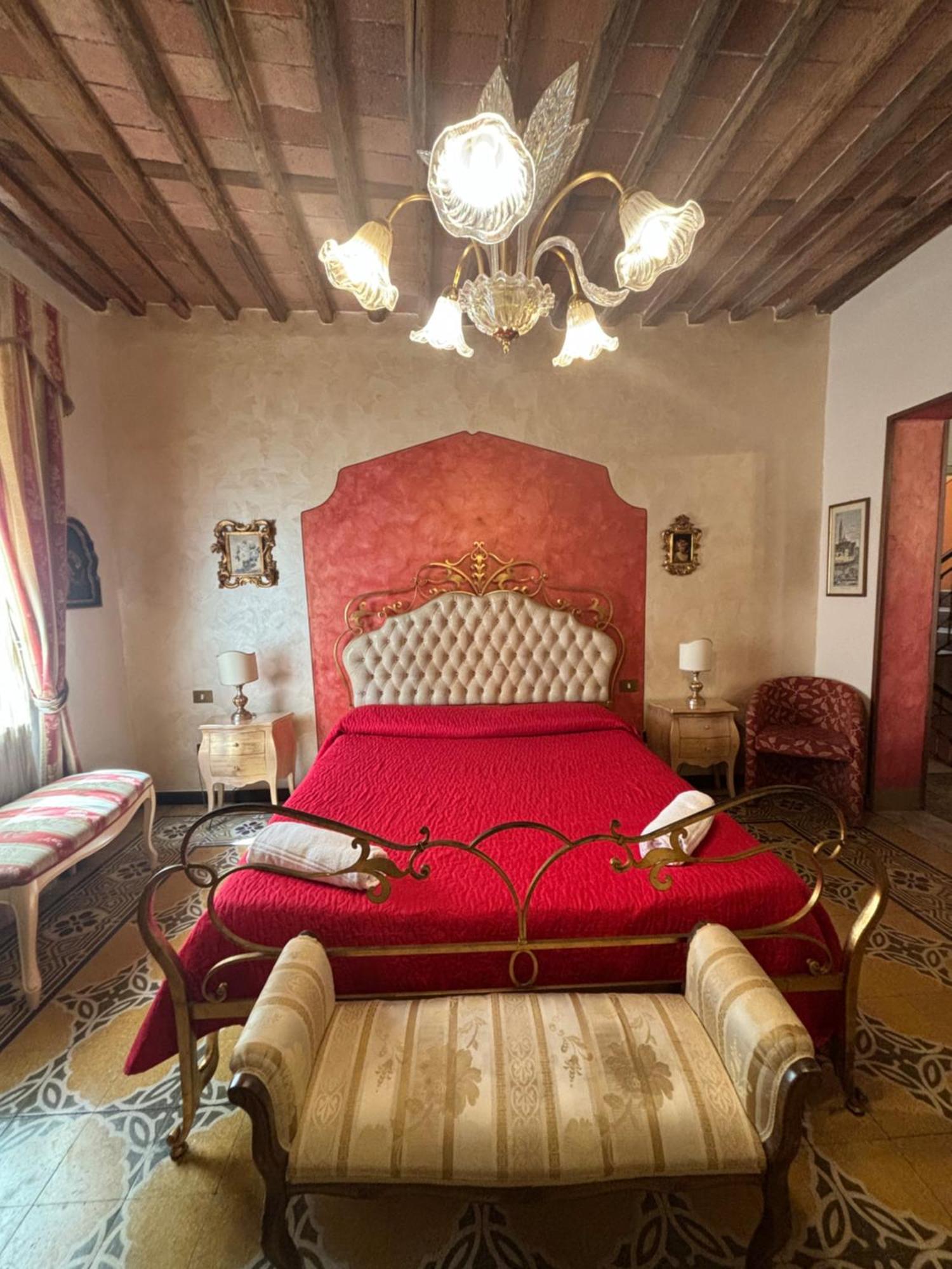 Antica Residenza Santa Chiara -City Center Lucca Bagian luar foto