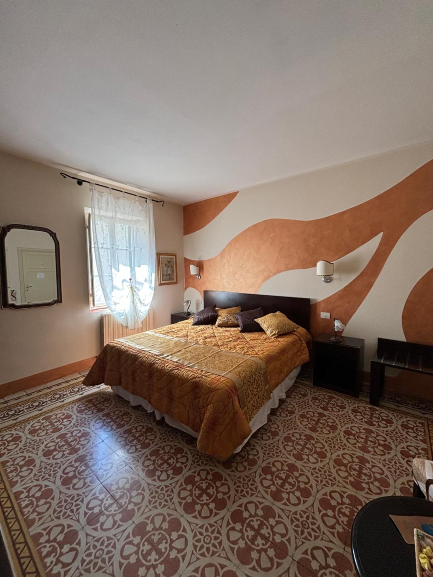 Antica Residenza Santa Chiara -City Center Lucca Bagian luar foto