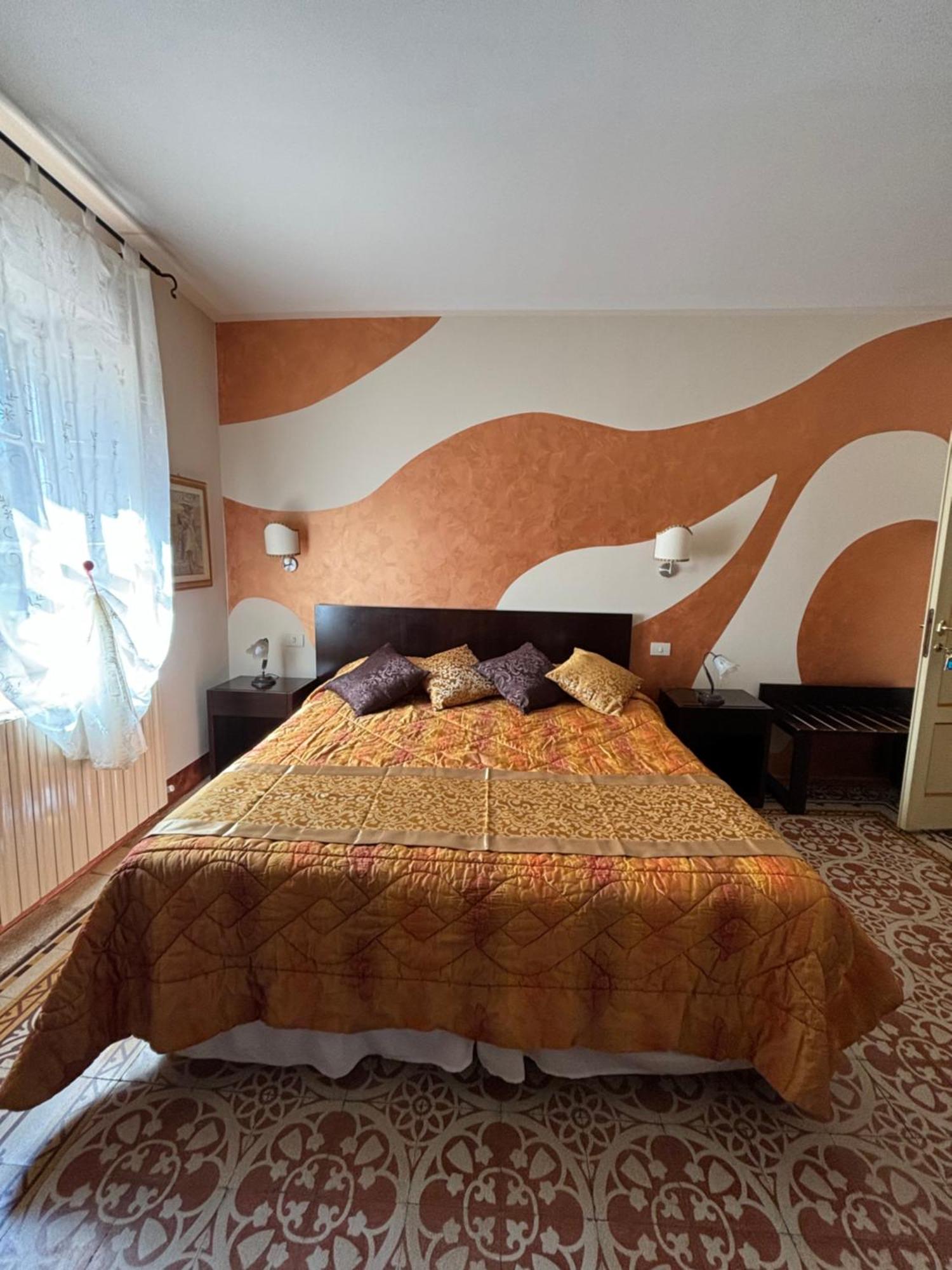 Antica Residenza Santa Chiara -City Center Lucca Bagian luar foto