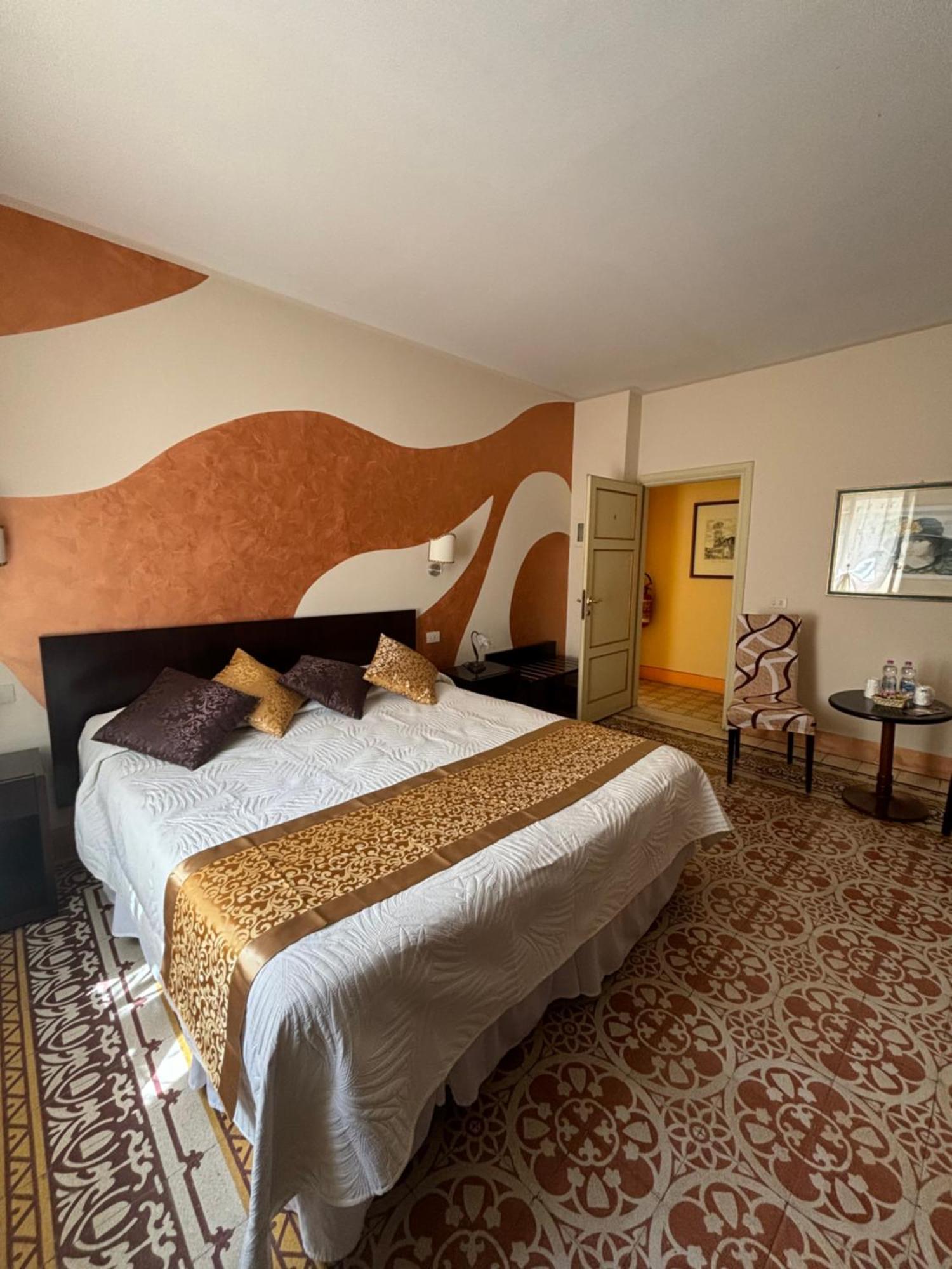 Antica Residenza Santa Chiara -City Center Lucca Bagian luar foto
