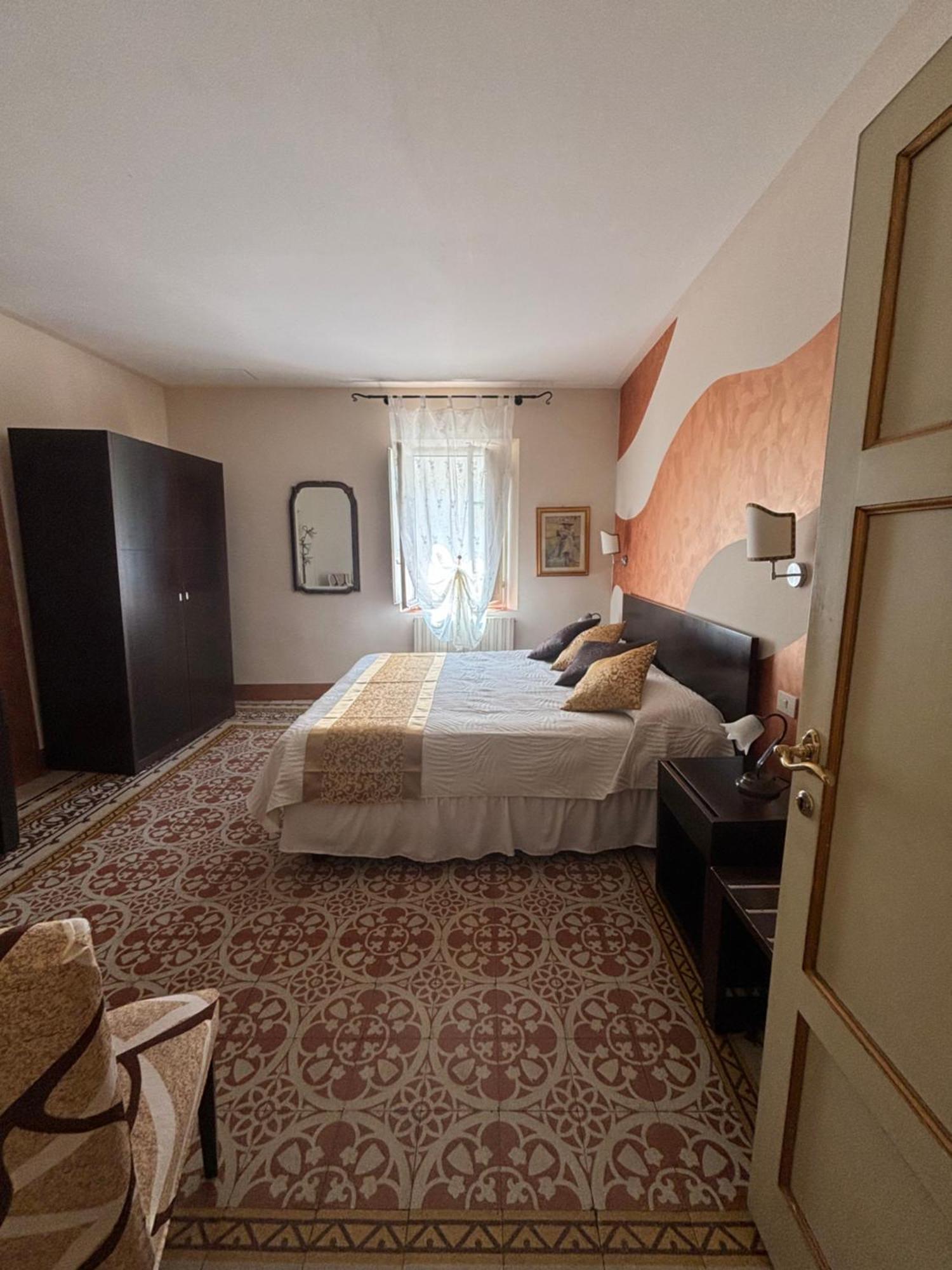Antica Residenza Santa Chiara -City Center Lucca Bagian luar foto