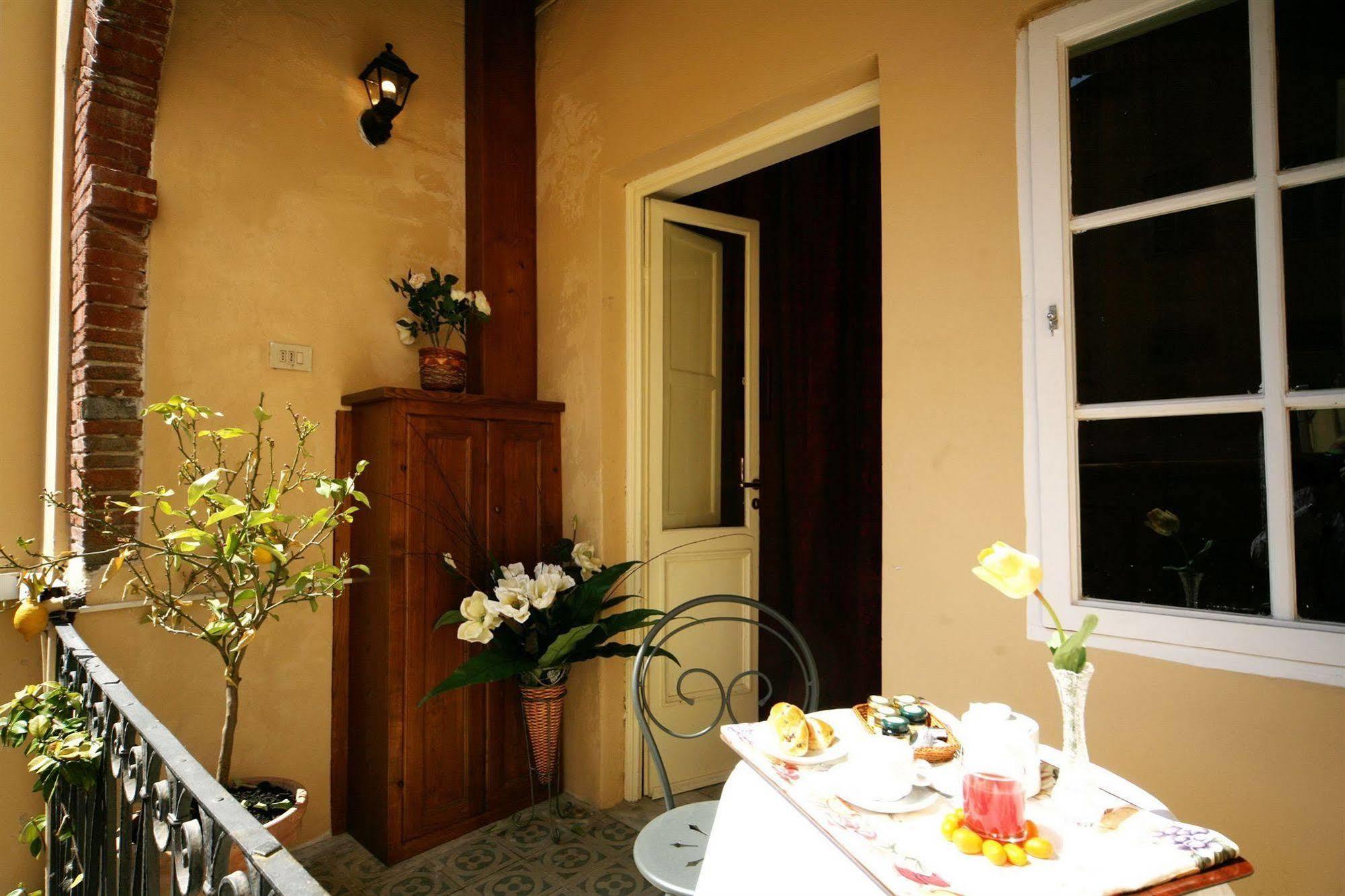 Antica Residenza Santa Chiara -City Center Lucca Bagian luar foto