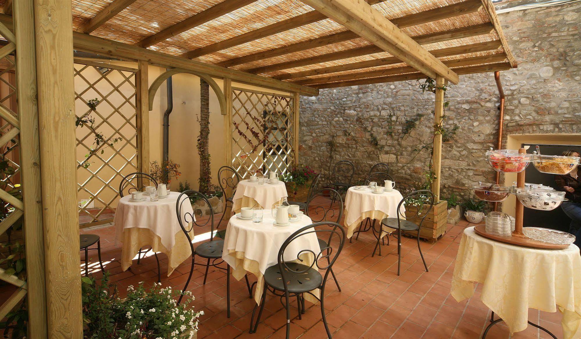 Antica Residenza Santa Chiara -City Center Lucca Bagian luar foto